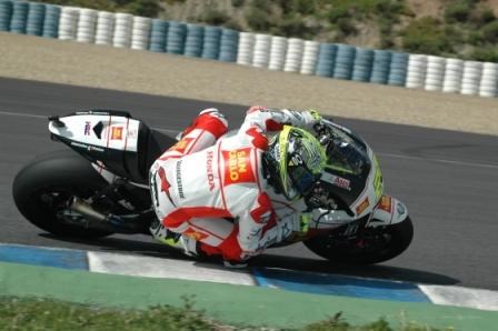 Ο Elias πρασπαθεί να ζεστάνει το πίσω λάστιχο της Honda Gresini